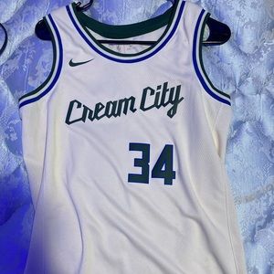 Giannis Antetokounmpo jersey